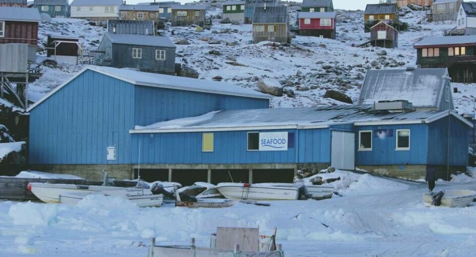 Den forældede fi skefabrik Kullorsuaq erudstyret med 20 40 fods frysecontainere,og planerne om nyt fabriksbyggeri i bygdener nu sat på standby på grund dårligeresultater i 2023, oplyser Arctic FishGreenland.