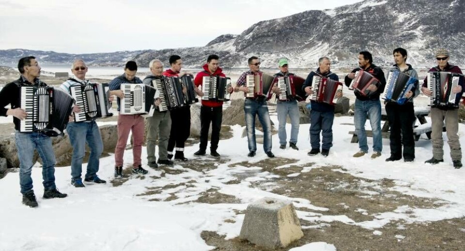 12 af harmonikaspillerne gav den hele armen udendørs, i det lune vejr