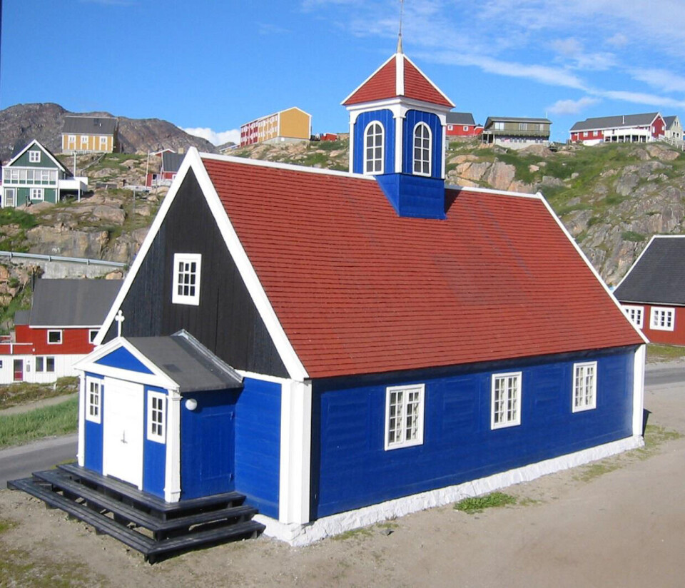 Den Blå Kirke ligger i den velbevarede historiske bykerne, som i dag udgør Sisimiut Museum