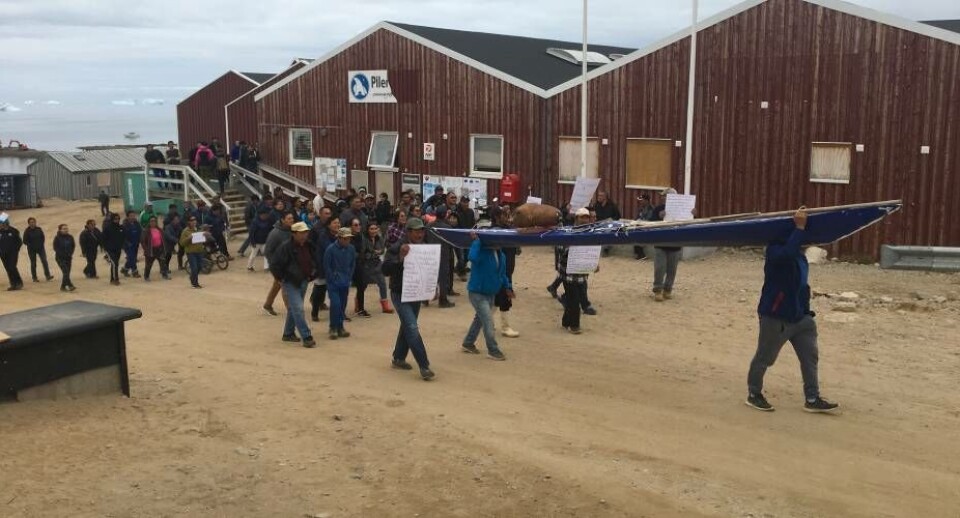I går demonstrerede fangerne og borgerne i Qaanaaq. Baggrunden for demonstrationen var, at narhvalkvoten er ved at være opbrugt.