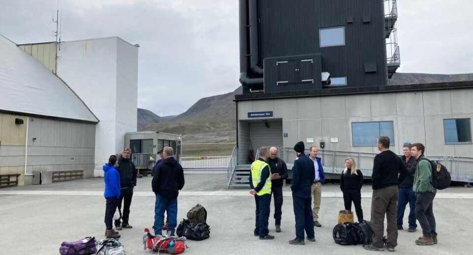 Delegationen af investorer og repræsentanter for naalakkersuisut er klar til afgang fra Longyearbyen mod Citronen Fjord sammen med piloterne. Men en dårlig vejrudsigt fra Station Nord satte en stopper på turen til det store mineprojekt.