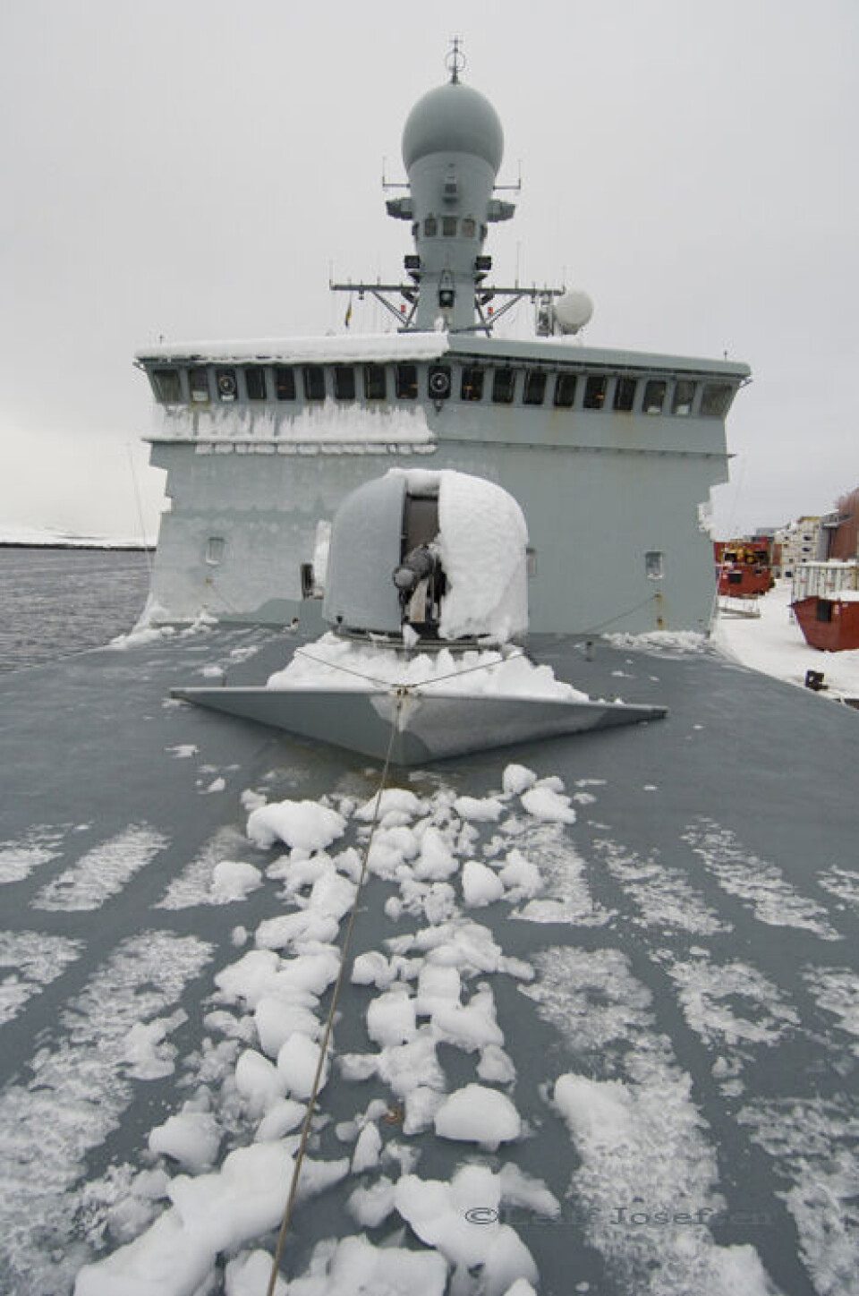 En helikopter fra inspektionsskibet Triton evakuerede den kvæstede. / A helicopter from the HMS Triton was sent to evacuate the injured soldier