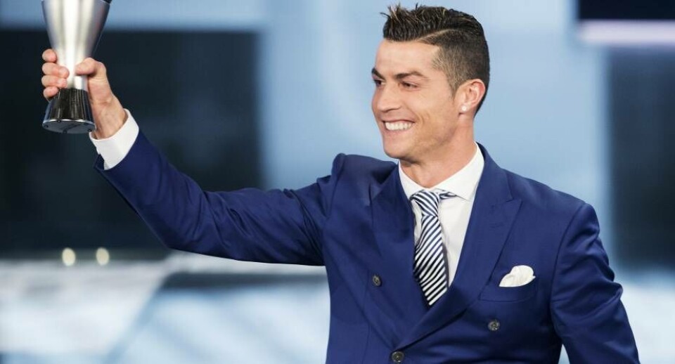 Cristiano Ronaldo kan nu kalde sig verdens bedste fodboldspiller kåret af både fodboldjournalister og Fifa