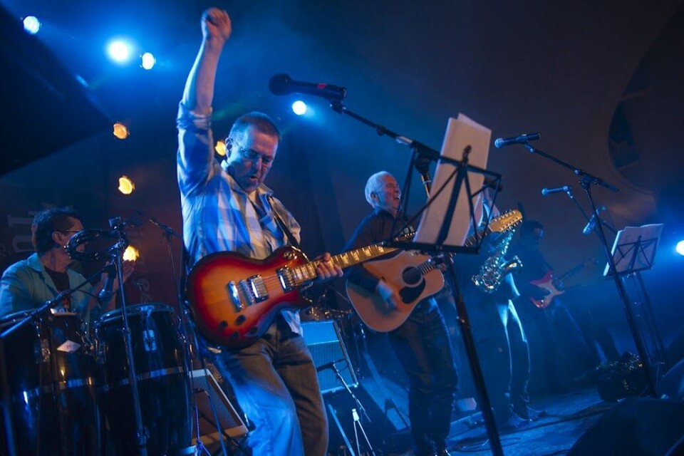 Rockbandet Sume på koncert, Arkivfoto