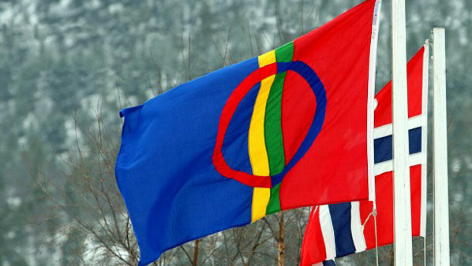 Det samiske flag er fælles for alle samer, uafhængig af, hvilket land de bor i. Flaget blev godkjendt 15. august 1986 af Den 13. nordiske samekonference i Åre, Sverige. Det er udformet af den samiske kunstner Astrid Båhl fra Skibotn i Troms. Cirkelen er et sol- og månesymbol. Solringen er rød og måneringen er blå. Flaget har de tradisjonelle samiske farver: Rødt, grønt, gult og blåt. Sermitsiaq Arkiv