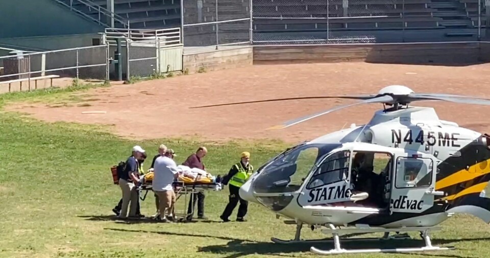 Salman Rushdie bliver her fragtet til en helikopter umiddelbart efter angrebet fredag.