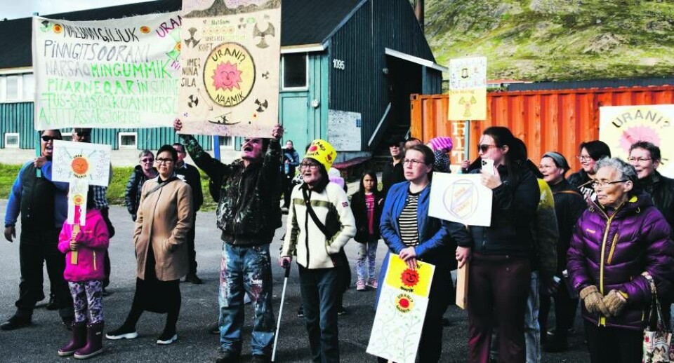 Flere er Narsaqs borgere er frustrerede over, at høringen hastes igennem i en tid, hvor Grønland er afskåret resten af verden. Her fra demonstration i juni 2020, hvor Kim Kielsen mødte op i Narsaq for blandt andet at lytte til borgernes bekymringer.