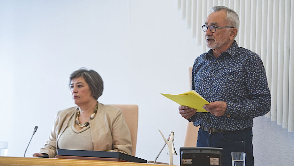 Inatsisartuts formand Josef Motzfeldt giver medlemmerne en skideballe. Til venstre generalsekretær Ellen Kolby Chemnitz. Foto: Leiff Josefsen