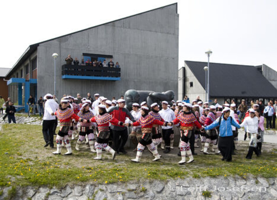 Dansende studenter anno 2008 rundt om Kaassassuk-statuen foran landstinget./ Ilinniarnertuut 2008-imi inatsisartut saavanni Kaassassuummik kaaviisoq.