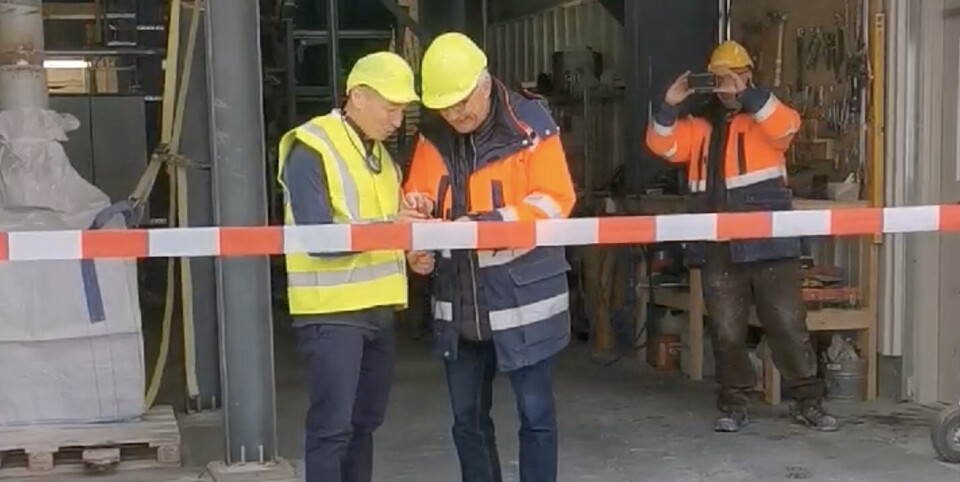 Borgmester Malik Berthelsen, Qeqqata Kommunia og bestyrelsesformand Flemming Knudsen, A/S klipper minestrimlen over og erklærer anorthosit-minen i Qaqortorsuaq for åben. Hudson Greenland
