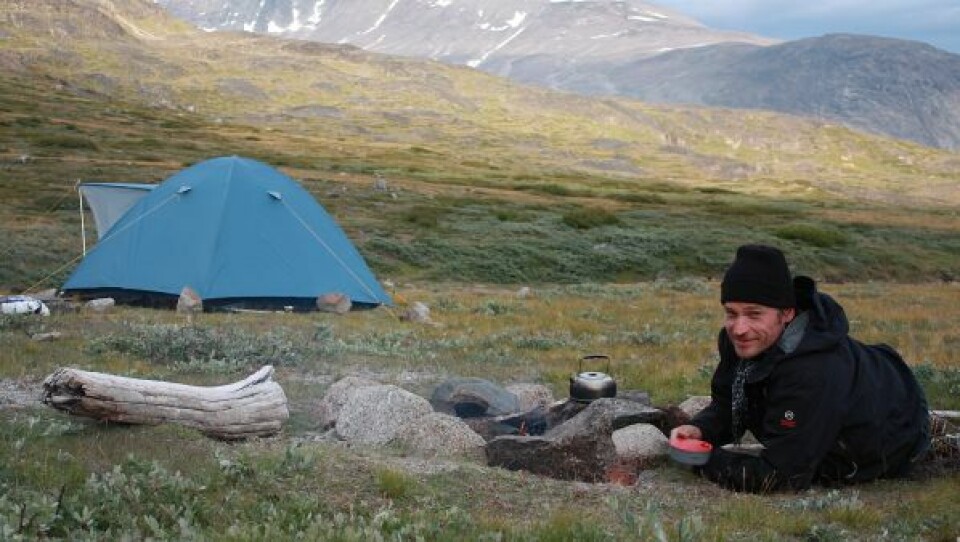 Nikolaj Coster-Waldau nunatsinni inuiaqatigiit ineriartornerannik malinnaalluartuuvoq. Aanna sapiitsuliortutut filmiliaritittartoq, meeraagallarami ittuujutuusimaqisoq, nunatsinni pinngortitami aliannaarsaartoq. Assi nammineq pigisaq.