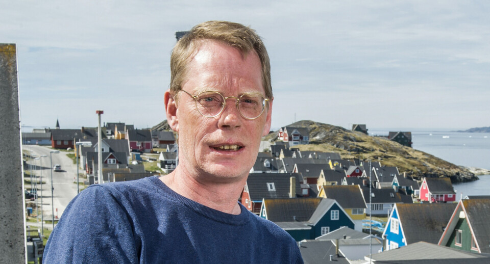 Departementschefen i Formandens Departement, H. P. Barlach Christensen fortæller at alle selvstyrets ansatte er blevet indkaldt til møde om sikkerhedsadfærd hos det offentlige, da der er stigende problemer med folk der forsøger at tilegne sig oplysninger fra det offentlige, ligesom der er problemer med folk, der angiver sig selv for at være journalister i deres forsøg på at komme i kontakt med de enkelte medlemmer af Naalakkersuisut.