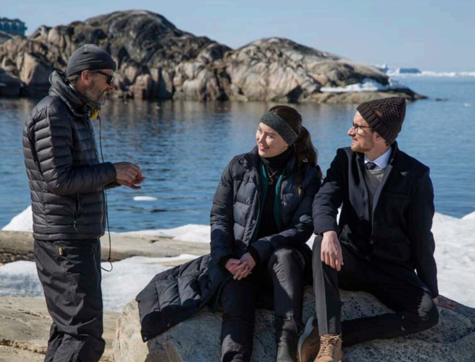 Per Fly instruerer Nivi Pedersen og Mikkel Boe Følsgaard under optagelser i Ilulissat.