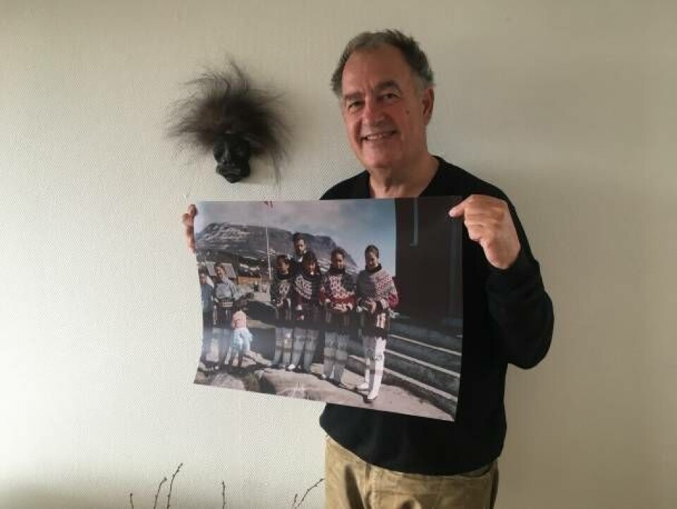 Søren Blom står med et af de fotos, som indgår i fotoudstillingen