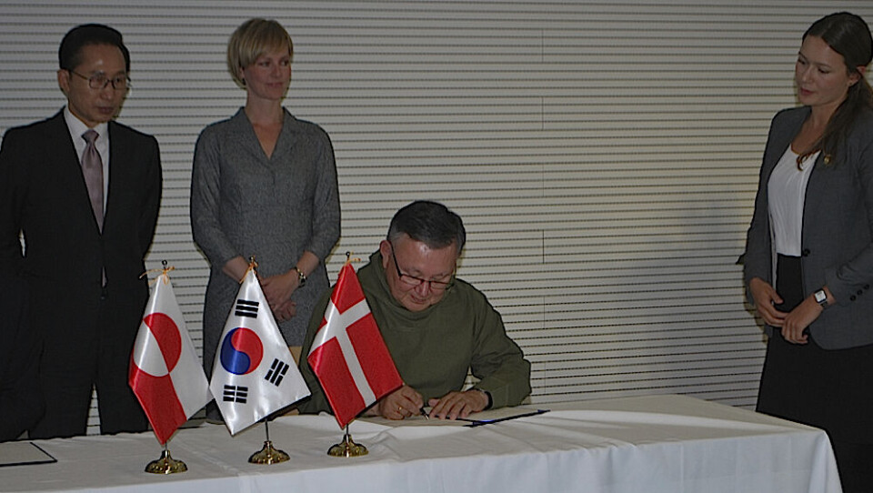 Medlem af naalakkersuisut for erhverv og råstoffer Ove Karl Berthelsen, Inuit Ataqatigiit, underskriver søndag. Bag ham den sydkoreanske præsident Lee Myung-Bak og miljøminister Ida Auken, SF. Foto: Kathrine Kruse