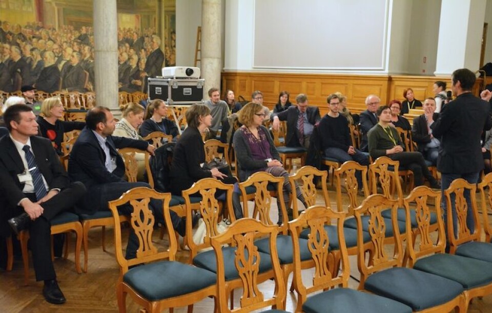 Omkring 40 personer dukkede torsdag op i Fællessalen på Christiansborg, da Folketingets grønlandsudvalg viste Sume-dokumentarfilmen for folketingsmedlemmer og ansatte