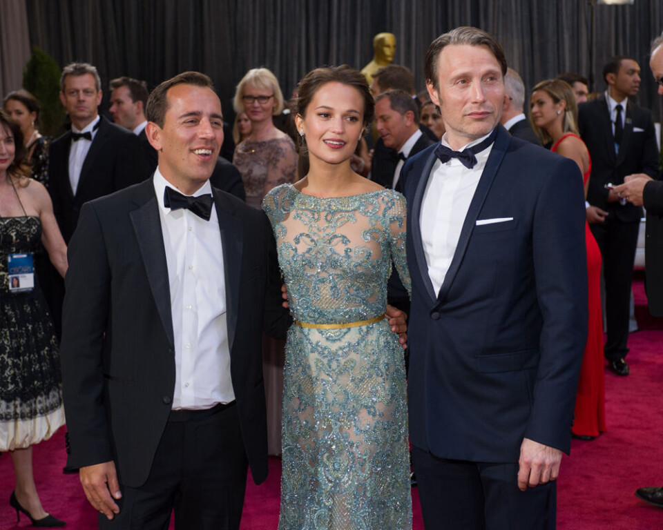 Instruktør Nikolaj Arcel og de to hovedrollehavere i hans film ”En Kongelig Affære”, svenske Alicia Vikander og danske Mads Mikkelsen. Foto: Bryan Crowe/Polfoto