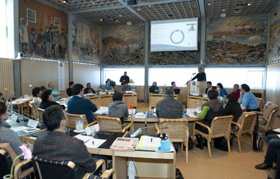 Blandt de flotte malerier på væggene debatterer man i dag og i morgen lørdag bygdernes fremtid. Foto: Leiff Josefsen