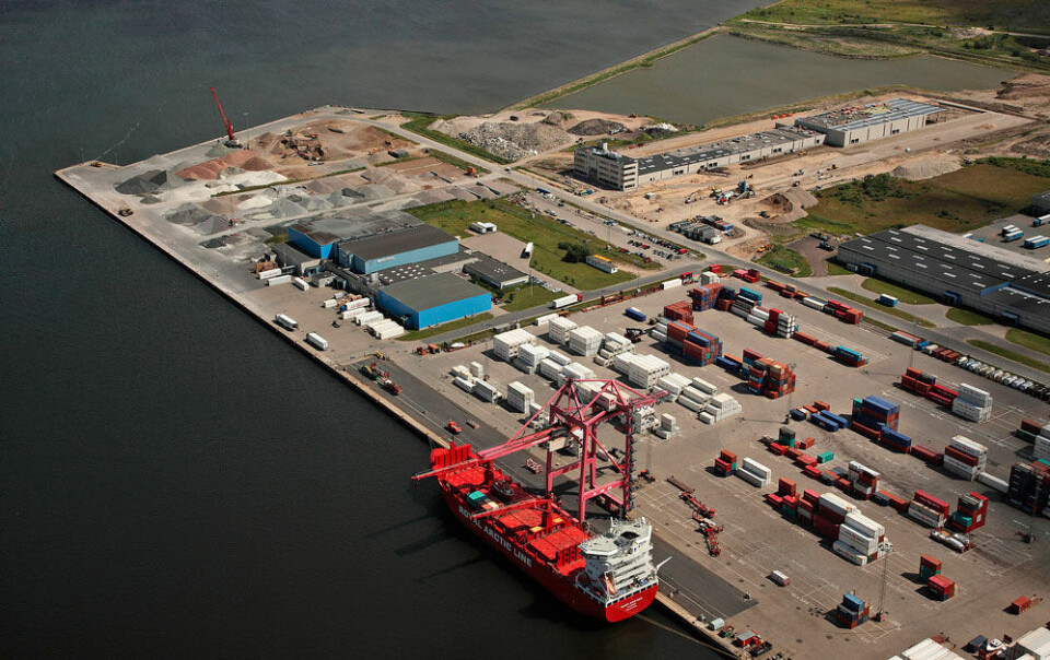 På den ene side er portsluserne til indgående gods, og på den anden side fragtes de pakkede containere videre. Pakhuset er i det hele taget indrettet med henblik på effektivisering af logistikken og med så kort en lagerperiode som muligt. Ofte vil godset passere pakkefunktionen inden for 48 timer. Foto: RAL RALOG’s ny administrations- og logistikcenter er opført i grå beton. Alligevel bliver helhedsindtrykket farverigt. Som udtryk for tilknytningen til Grønland har arkitekten valgt, at porte farvesættes, så de visualiserer farverne i de grønlandske bygders træhuse. Foto: RAL På den ene side er portsluserne til indgående gods, og på den anden side fragtes de pakkede containere videre. Pakhuset er i det hele taget indrettet med henblik på effektivisering af logistikken og med så kort en lagerperiode som muligt. Ofte vil godset passere pakkefunktionen inden for 48 timer. Foto: RAL RALOG’s ny administrations- og logistikcenter er opført i grå beton. Alligevel bliver helhedsindtrykket farverigt. Som udtryk for tilknytningen til Grønland har arkitekten valgt, at porte farvesættes, så de visualiserer farverne i de grønlandske bygders træhuse. Foto: RAL På den ene side er portsluserne til indgående gods, og på den anden side fragtes de pakkede containere videre. Pakhuset er i det hele taget indrettet med henblik på effektivisering af logistikken og med så kort en lagerperiode som muligt. Ofte vil godset passere pakkefunktionen inden for 48 timer. Foto: RAL RALOG’s ny administrations- og logistikcenter er opført i grå beton. Alligevel bliver helhedsindtrykket farverigt. Som udtryk for tilknytningen til Grønland har arkitekten valgt, at porte farvesættes, så de visualiserer farverne i de grønlandske bygders træhuse. Foto: RAL