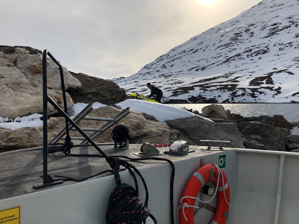 En tilskadekommen tilses på fjeldet.