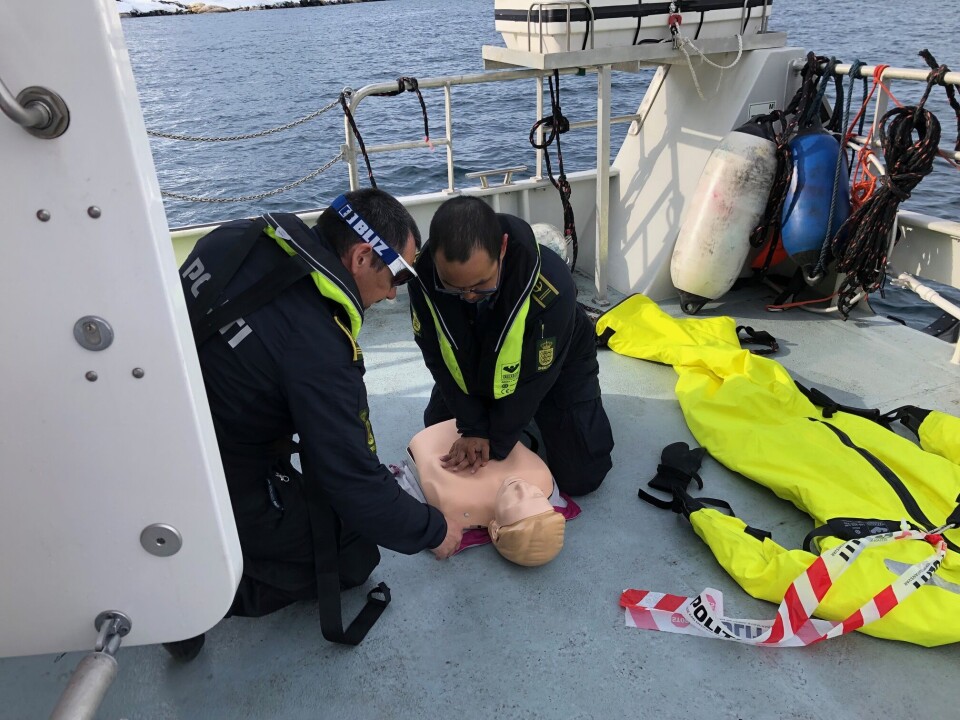 En bjærget tilskadekommen modtager behandling af Aqqalu og Johannes.