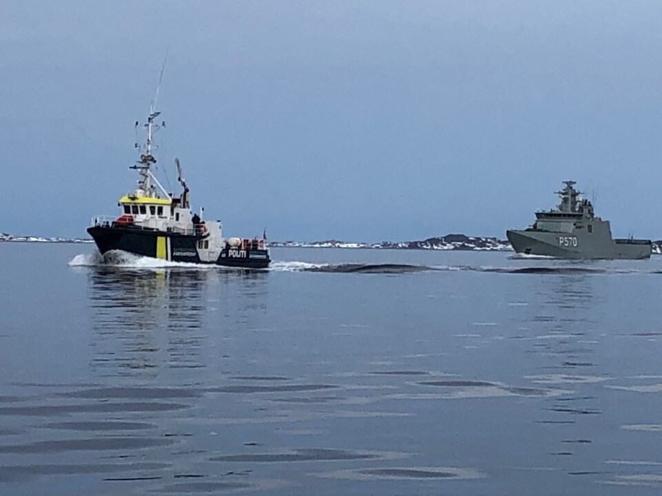Politikutteren Sisak sejler af sted foran inspektionsfartøjet Knud Rasmussen.