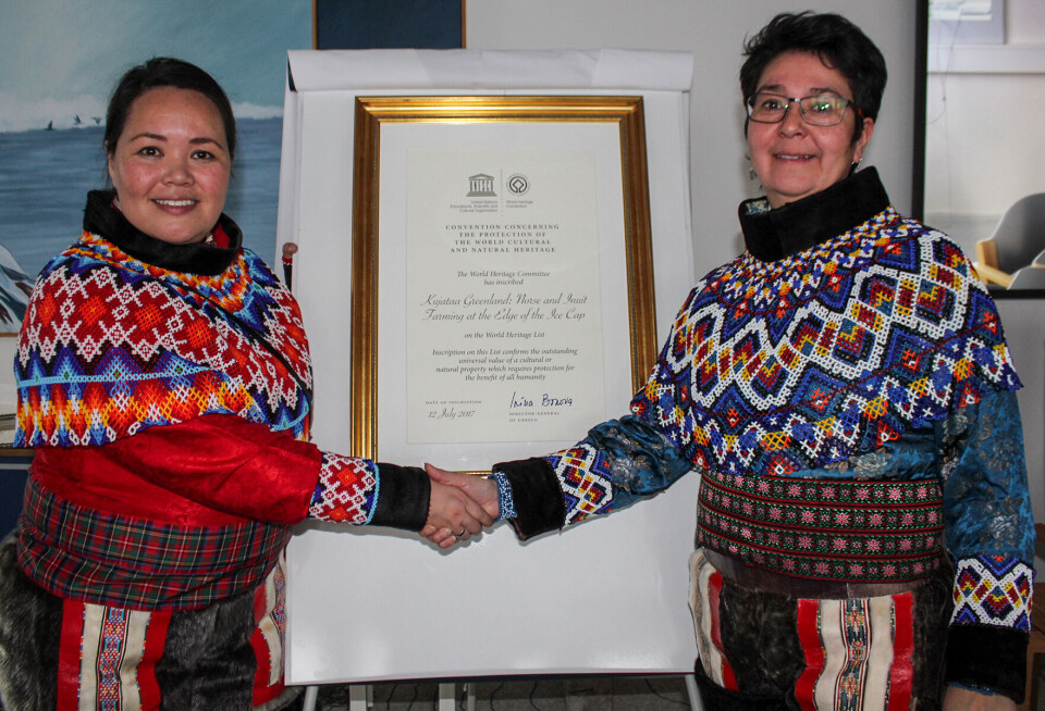 Naalakkersuisoq for kultur, Doris J. Jensen overdrager UNESCOs verdensarvscertifikatet til borgmester i , Kiista P. Isaksen Kommune Kujalleq Unesco certifikat