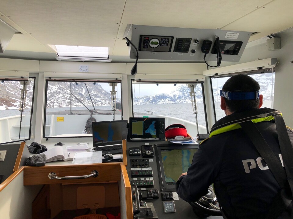 Fartøjsføreren Johannes bag roret på Ilik.