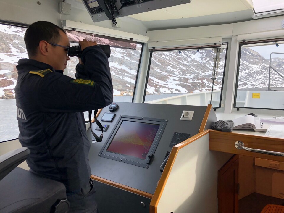 Eftersøgningen sker med kikkert og fartøjets special instrumenter.