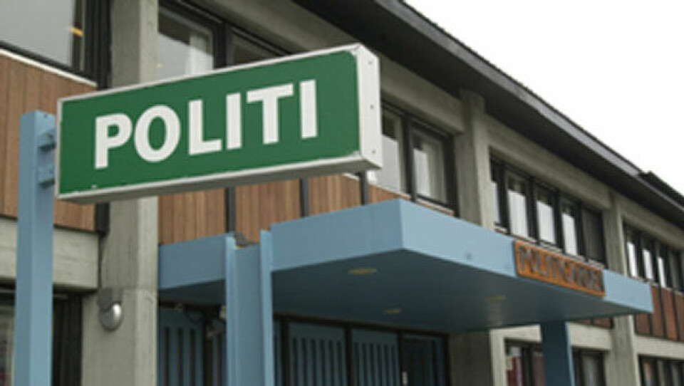 En 17-årig mand blev anholdt og sigtet for at have givet politiet en fuck-finger.