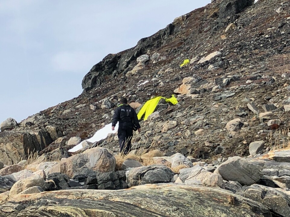 Aqqalu på vej op i fjeldet for at hente yderligere to tilskadekomne under øvelsen. De viser sig at være døde og modtager ikke behandling men bjærges til Ilik.