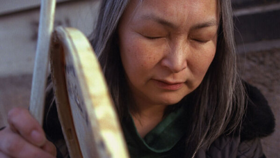 Kassaaluk Qaavigaq med sin thule-tromme. Foto: PolfotojJahjim Ladefoged