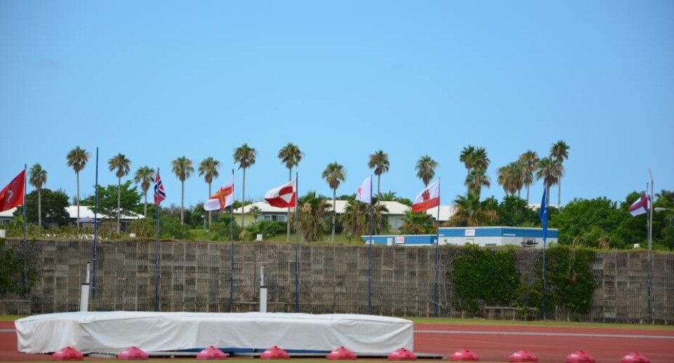 På billedet fra nationalstadionet på Bermuda ses blandt andet det færøske flag og Erfalasorput
