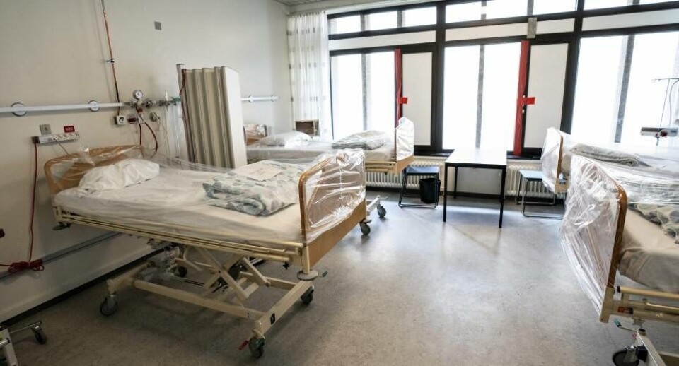 Antallet af indlagte med coronavirus i Danmark er igen over 900