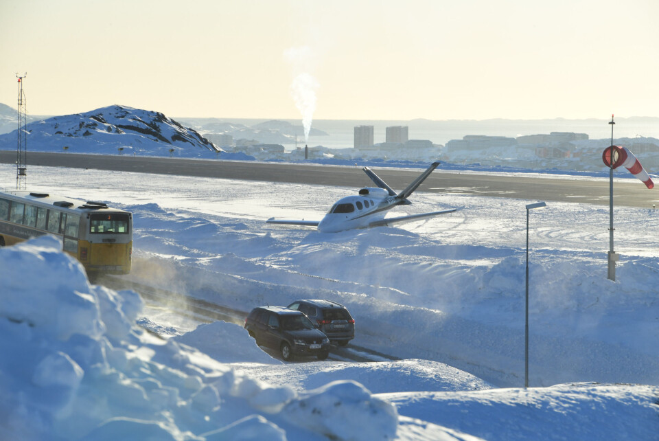 Det var et jetfly af denne type, som røg af banen i Nuuk. Heldigvis var der en snedrive, der forhindrede jetflyet i at kure ud på vejen ved siden af lufthavnen. Leiff Josefsen Leiff JosefsenDet var et jetfly af denne type, som røg af banen i Nuuk. Heldigvis var der en snedrive, der forhindrede jetflyet i at kure ud på vejen ved siden af lufthavnen. Leiff Josefsen Leiff JosefsenDet var et jetfly af denne type, som røg af banen i Nuuk. Heldigvis var der en snedrive, der forhindrede jetflyet i at kure ud på vejen ved siden af lufthavnen. Leiff Josefsen Leiff Josefsen