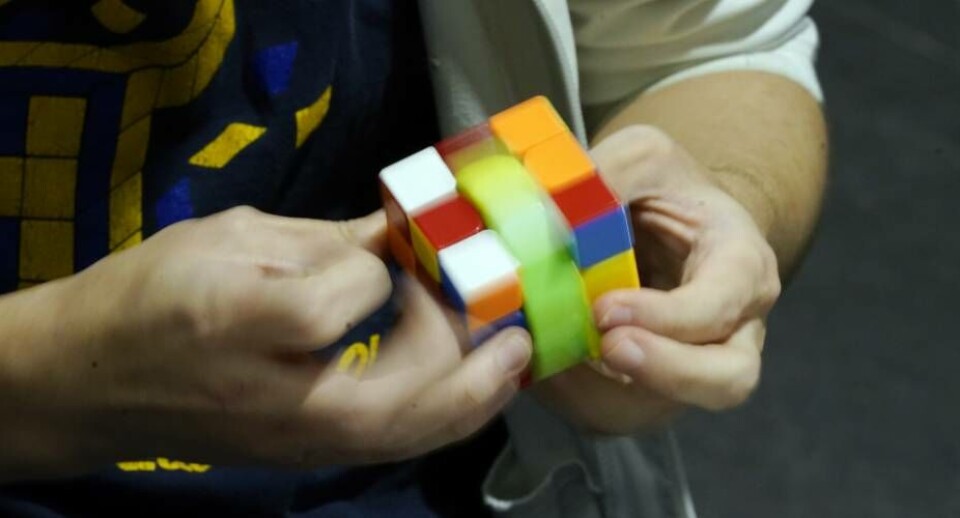 Løser Rubik-terning på otte sekunder