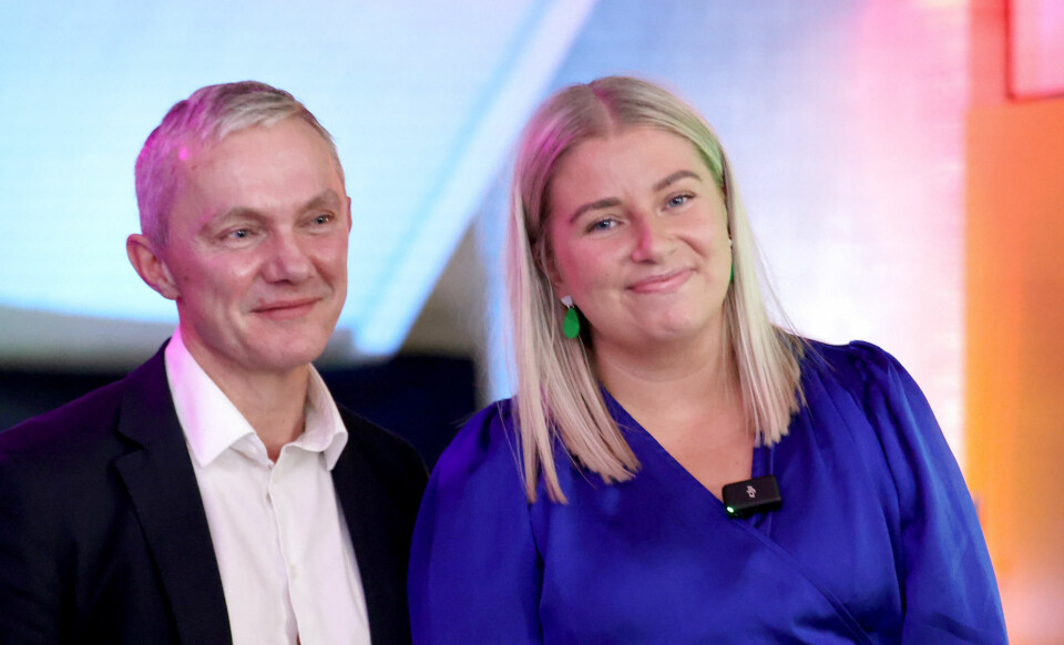 Sjúrður Skaale fra Javnaðarflokkurin og Anna Falkenberg fra Sambandspartiet i valglokalet i Torshavn, Færøerne. Valgdagen på Færøerne er blevet fremrykket en dag, fordi den 1. november er officiel mindedag for de færinger, der har mistet livet til søs.