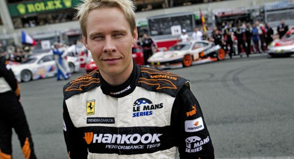 Den danske racerkører Allan Simonsen er død af sine kvæstelser som følge af en voldsom ulykke tidligt i årets 24-timers-løb i Le Mans.