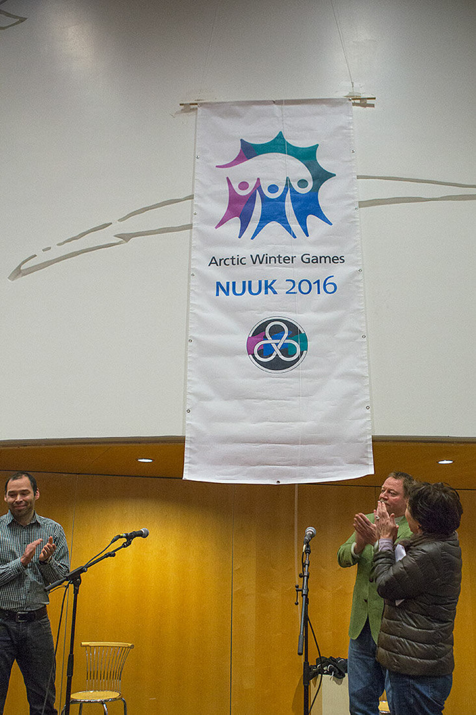 Sådan ser logoet ud for Arctic Winter Games 2016 i Nuuk Helle Nørregaard / Kommuneqarfik SermersooqLogoafsløringen fandt sted i kulturhuset Katuaq i Nuuk Helle Nørregaard / Kommuneqarfik SermersooqAsii Chemnitz Narup, borgmester i Kommuneqarfik Sermersooq, Inuit Ataqatigiit, som sammen med naalakkersuisoq for uddannelse, kirke, kultur og ligestilling Nick Nielsen fra Siumut og formanden for Grønlands Arbejdsgiverforening, Henrik Leth, udgør Host City Helle Nørregaard / Kommuneqarfik SermersooqSådan ser logoet ud for Arctic Winter Games 2016 i Nuuk Helle Nørregaard / Kommuneqarfik SermersooqLogoafsløringen fandt sted i kulturhuset Katuaq i Nuuk Helle Nørregaard / Kommuneqarfik SermersooqAsii Chemnitz Narup, borgmester i Kommuneqarfik Sermersooq, Inuit Ataqatigiit, som sammen med naalakkersuisoq for uddannelse, kirke, kultur og ligestilling Nick Nielsen fra Siumut og formanden for Grønlands Arbejdsgiverforening, Henrik Leth, udgør Host City Helle Nørregaard / Kommuneqarfik SermersooqSådan ser logoet ud for Arctic Winter Games 2016 i Nuuk Helle Nørregaard / Kommuneqarfik Sermersooq