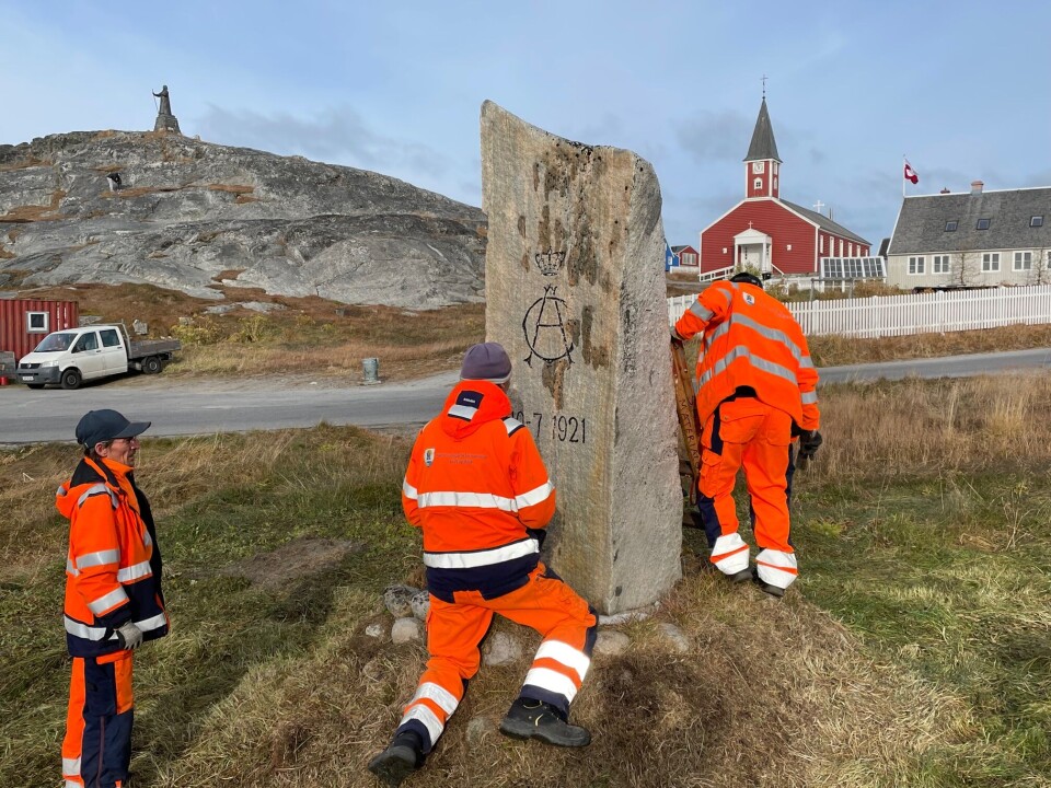 Yes, så er monogrammet og årstallet ved at være læseligt.