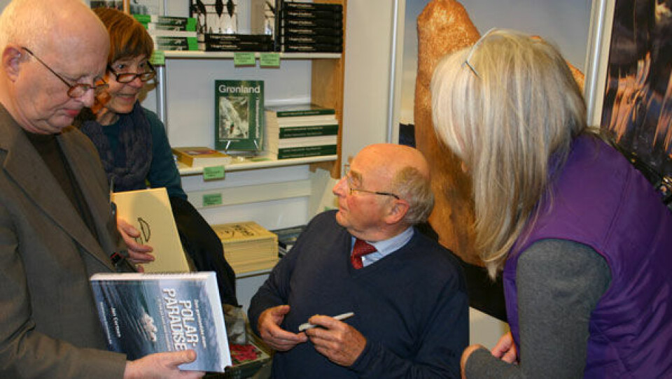 Jan Cortzen var til tider en ombejlet herre på bogmessen i Forum. Foto: Chr. Schultz-Lorentzen