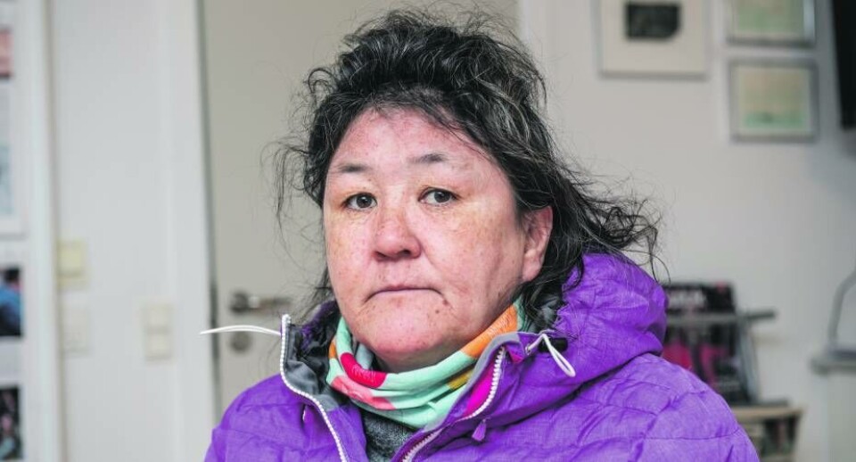 Johansine Abelsen har en voksen søn, der er skizofren. Han har selv valgt at flytte hjem til sin mor i 2015, men moderen magter ikke at have ham boende, da han er alvorlig psykisk syg. Hun føler dog, at de ansvarlige myndigheder ikke tager ansvar for hendes syge søn.