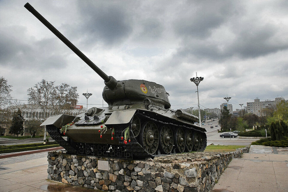 En russisk kampvogn står som monument i hovedbyen Transnistrien i landet Moldova for at markere den tætte forbindelse mellem det lille autonome område og Rusland. Her vokser frygten for at blive suget ind i krigen i Ukraine.