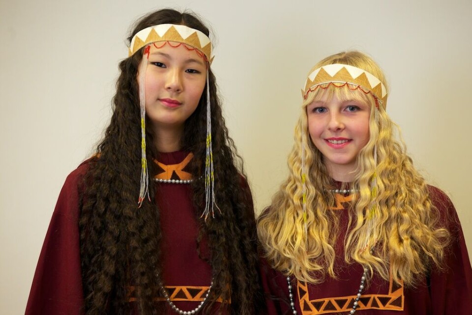 Medlemmer af en ungdomsgruppe ledet af Fatima Chaivut Galya MorrellVlad Rintitegin – Tjukotka's berømte danser og koreograf Galya MorrellFra åbningen af 'Ergav” i Anadyr Galya MorrellFra åbningen af 'Ergav' i Anadyr Galya MorrellEn ældre-gruppe af sangere og dansere fra Hatirka - den sydligste bygd i Tjukotka Galya MorrellDette er Anna Rintuvie fra Hatirka. Hun har født ti børn og har både været hunde- og rensdyrslædekusk. En poet, danser og sanger Galya MorrellDanser og sanger fra ældre-gruppen Enerkey Galya Morrellhimmelspræt i Tjukotka. En tradition som også er kendt blandt Inuppiaat i det nordvestligste Alaska Galya MorrellOlga Letykai er en fremragende tjukter strubesanger og performer, som er kendt i Grønland, idet hun i et par år har boet i Nuuk Galya MorrellOlga Letykai er en fremragende tjukter strubesanger og performer, som er kendt i Grønland idet hun i et par år har boet i Nuuk Galya MorrellErgyron er en tjukter eskimo folk group, som er det mest prominente ensemble i Tjukotka. De optræder med sange og danse fra den eskimoiske forestillingsverden samt andre oprindelige folks traditioner i Tjukotka Galya MorrellFolkegruppen Zvonochek, som består af mange forskellige af Tjukotkas oprindelige folk Galya MorrellFolkgruppen Zvonochek, som består af mange forskellige af Tjukotkas oprindelige folk. Galya MorrellMedlemmer af en ungdomsgruppe ledet af Fatima Chaivut Galya MorrellMedlemmer af en ungdomsgruppe ledet af Fatima Chaivut Galya MorrellVlad Rintitegin – Tjukotka's berømte danser og koreograf Galya MorrellFra åbningen af 'Ergav” i Anadyr Galya MorrellFra åbningen af 'Ergav' i Anadyr Galya MorrellEn ældre-gruppe af sangere og dansere fra Hatirka - den sydligste bygd i Tjukotka Galya MorrellDette er Anna Rintuvie fra Hatirka. Hun har født ti børn og har både været hunde- og rensdyrslædekusk. En poet, danser og sanger Galya MorrellDanser og sanger fra ældre-gruppen Enerkey Galya Morrellhimmelspræt i Tjukotka. En tradition som også er kendt blandt Inuppiaat i det nordvestligste Alaska Galya MorrellOlga Letykai er en fremragende tjukter strubesanger og performer, som er kendt i Grønland, idet hun i et par år har boet i Nuuk Galya MorrellOlga Letykai er en fremragende tjukter strubesanger og performer, som er kendt i Grønland idet hun i et par år har boet i Nuuk Galya MorrellErgyron er en tjukter eskimo folk group, som er det mest prominente ensemble i Tjukotka. De optræder med sange og danse fra den eskimoiske forestillingsverden samt andre oprindelige folks traditioner i Tjukotka Galya MorrellFolkegruppen Zvonochek, som består af mange forskellige af Tjukotkas oprindelige folk Galya MorrellFolkgruppen Zvonochek, som består af mange forskellige af Tjukotkas oprindelige folk. Galya MorrellMedlemmer af en ungdomsgruppe ledet af Fatima Chaivut Galya Morrell