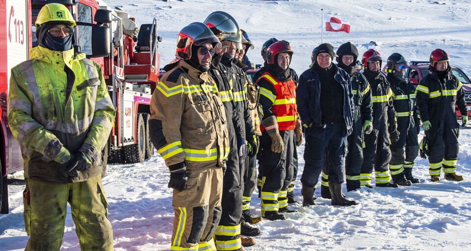 Brandstationen bliver næsten 100 meter lang med 14 porte, og fordeler sig over mere end 2.800 kvadratmeter. Her ses brandmændene i forbindelse med første spadestik-arrangementet.