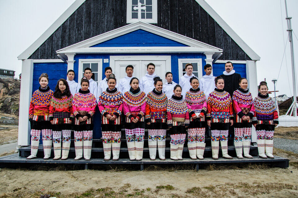 Her ses 19 glade konfirmander uden for Sisimiut gamle kirke med deres præst Paulus Christensen Konfirmation, Sisimiut, 140615, præst Paulus Christensen