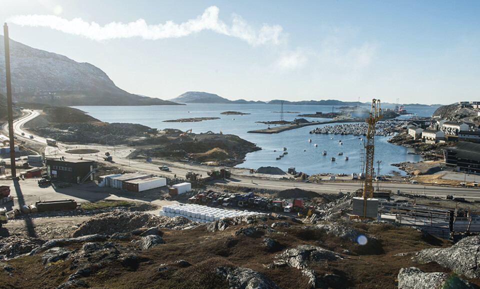 Det var fjeldet midt i billedet, hvor der blev fortaget en sprængning og sten blev slynget over mod Malik-svømmehallen, der ligger til højre i billedet.