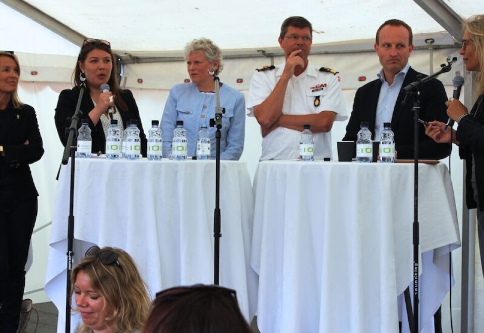 - Grønland og Danmark kan stole på Rusland med hensyn til redningsarbejde i Arktis, siger udenrigsminister Martin Lidegaard. Formiddagens panel ved Nordens telt ved Folkemødet på Bornholm er fra venstre Lene Espersen, K, Sara Olsvig, IA, Ida Eriksson Fogh, Sveriges ambassadør i Danmark, kontreadmiral Nils Wang, udenrigsminister Martin Lidegaard, RV, og ordstyrer, journalist hos DR Lene Johansen Arkis MediaDebatten blev populær, og der ikke var plads til flere siddende gæster i Nordens telt Arktis Media- Grønland og Danmark kan stole på Rusland med hensyn til redningsarbejde i Arktis, siger udenrigsminister Martin Lidegaard. Formiddagens panel ved Nordens telt ved Folkemødet på Bornholm er fra venstre Lene Espersen, K, Sara Olsvig, IA, Ida Eriksson Fogh, Sveriges ambassadør i Danmark, kontreadmiral Nils Wang, udenrigsminister Martin Lidegaard, RV, og ordstyrer, journalist hos DR Lene Johansen Arkis MediaDebatten blev populær, og der ikke var plads til flere siddende gæster i Nordens telt Arktis Media- Grønland og Danmark kan stole på Rusland med hensyn til redningsarbejde i Arktis, siger udenrigsminister Martin Lidegaard. Formiddagens panel ved Nordens telt ved Folkemødet på Bornholm er fra venstre Lene Espersen, K, Sara Olsvig, IA, Ida Eriksson Fogh, Sveriges ambassadør i Danmark, kontreadmiral Nils Wang, udenrigsminister Martin Lidegaard, RV, og ordstyrer, journalist hos DR Lene Johansen Arkis MediaDebatten blev populær, og der ikke var plads til flere siddende gæster i Nordens telt Arktis Media