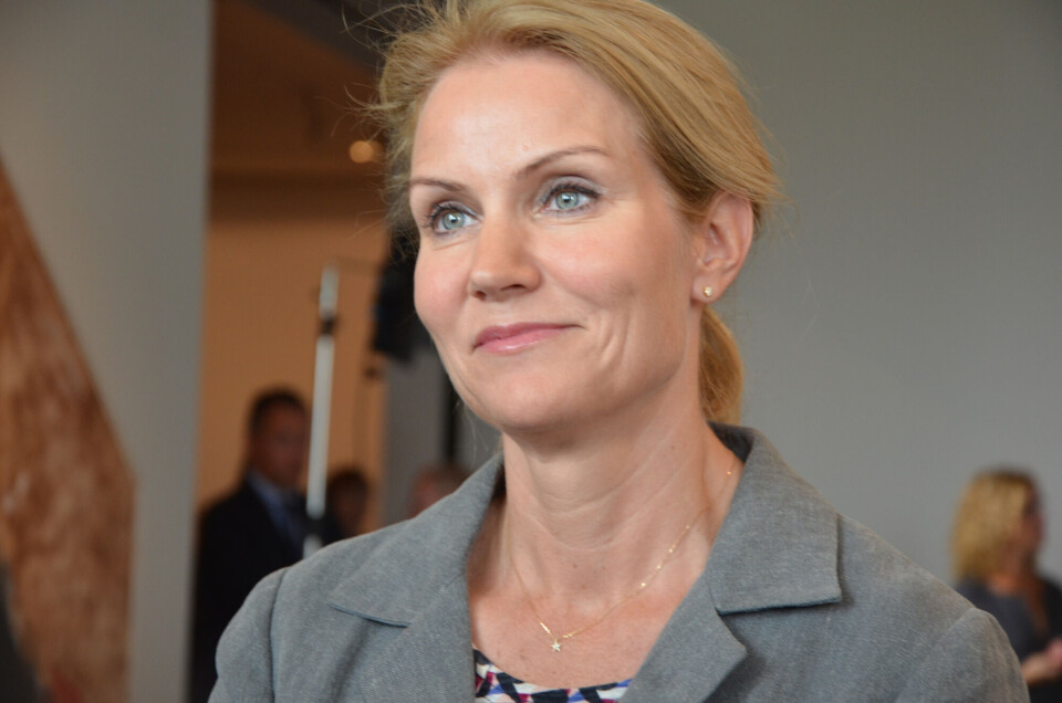 Statsminister Helle Thorning-Schmidt, Socialdemokraterne, mener, at sjældne jordarter hører under sikkerhedspolitik - og er derfor et dansk anliggende, da forsvarspolitik varetages af Danmark
