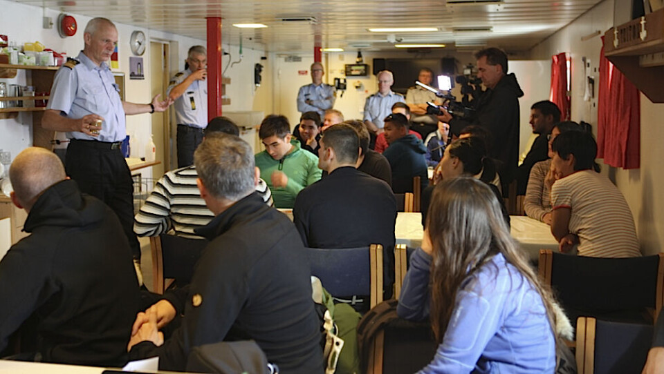 Admiral Henning Kudsk, Grønlands Kommando, forklarer om SAREX 2012-øvelsen i store træk for figuranter om bord på Triton. Foto: Hanne Broberg